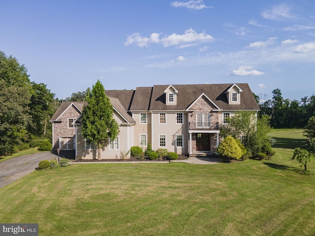 view of front facade featuring a front lawn