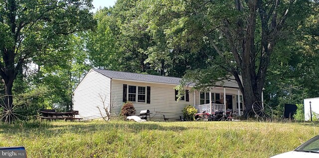 view of front of home with a front lawn