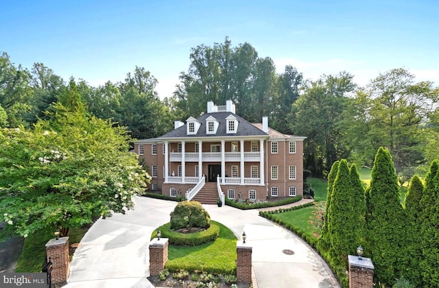 view of front of house featuring covered porch and a front lawn