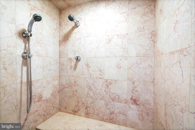 bathroom featuring a tile shower