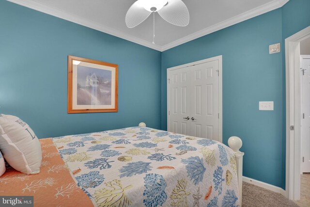 bedroom with carpet flooring, ceiling fan, and ornamental molding