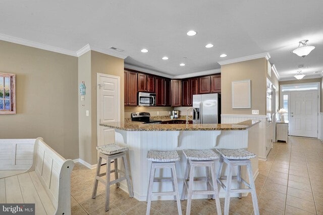 kitchen featuring an island with sink, stainless steel dishwasher, sink, and hanging light fixtures