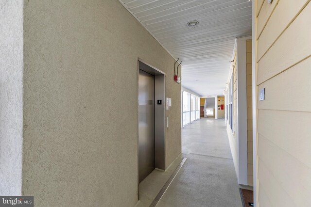 entrance to property featuring a porch