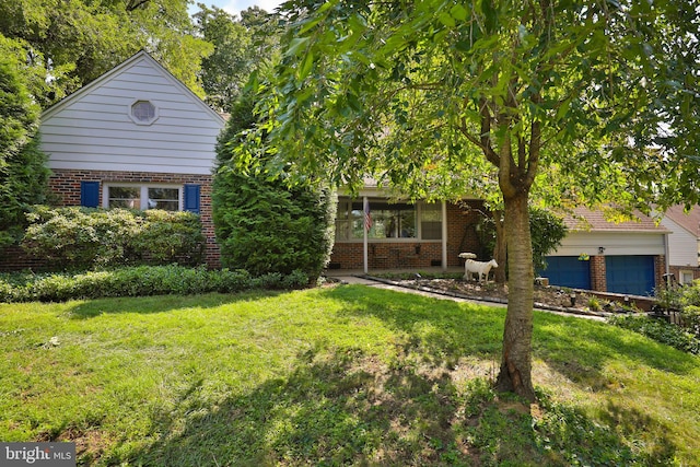 view of front of home featuring a front lawn and a garage