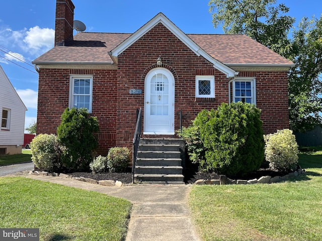 bungalow-style home featuring a front lawn