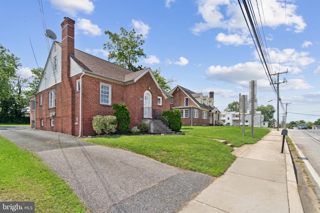 view of front of property with a front lawn