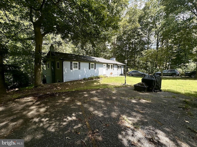 view of front of property featuring a front yard