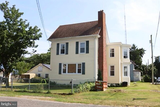 view of front of house featuring a front yard