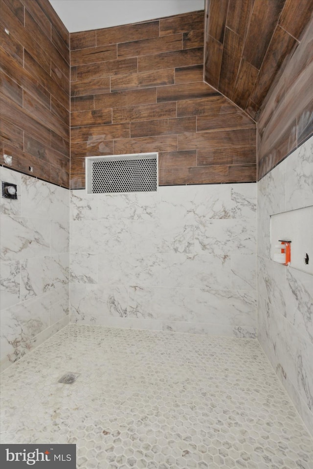 bathroom featuring tiled shower