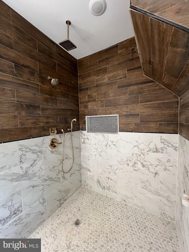 bathroom featuring a tile shower