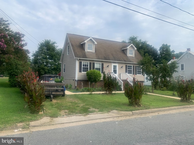 cape cod-style house featuring a front yard