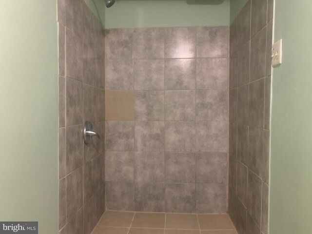 bathroom featuring washtub / shower combination