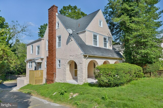 view of front of property with a front lawn