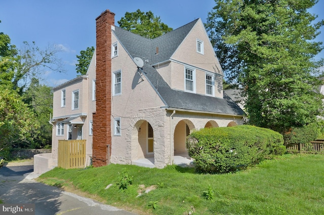 view of front of house with a front yard