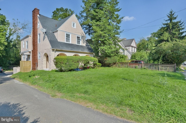 view of front of property with a front lawn