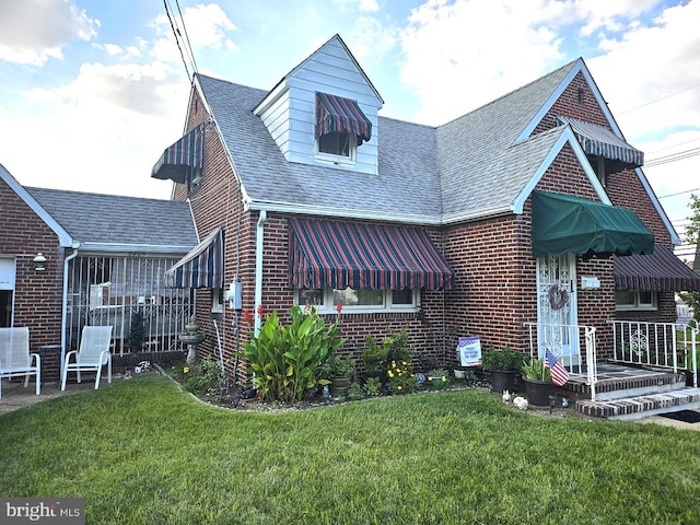 view of front facade with a front yard