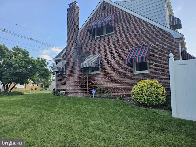 view of side of property featuring a lawn