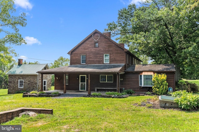 view of front facade featuring a front yard and a patio area