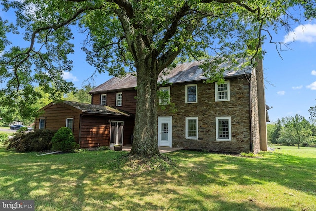 view of front facade with a front lawn