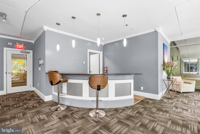 kitchen with crown molding, carpet flooring, hanging light fixtures, and baseboards