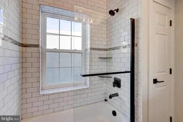 bathroom with tiled shower / bath