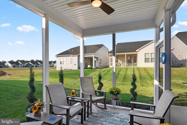 sunroom with ceiling fan