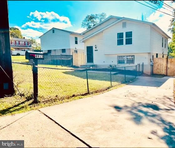 view of front of home featuring a front yard