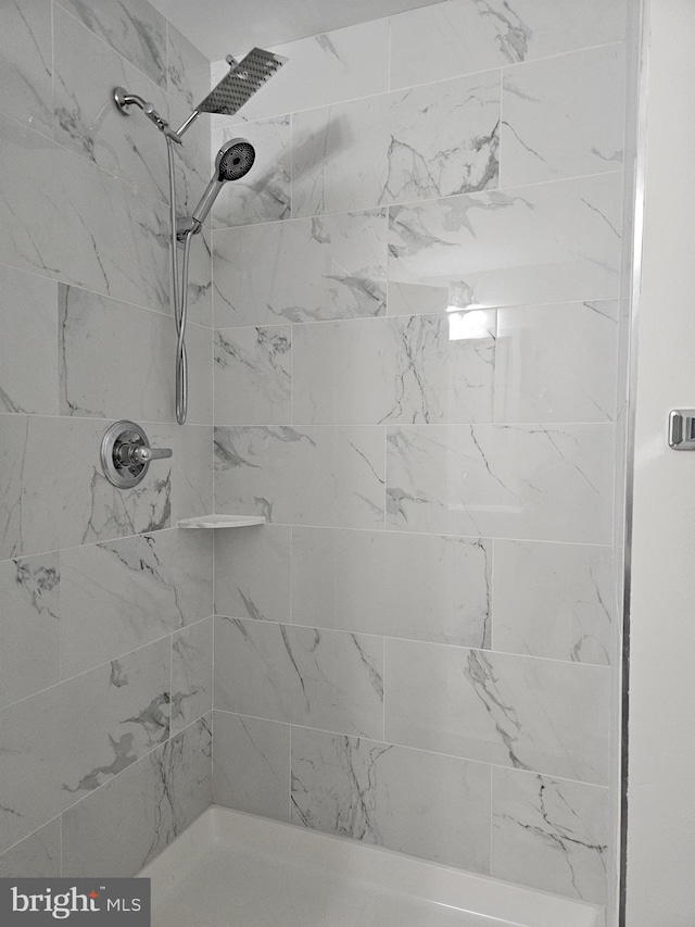 bathroom featuring a tile shower