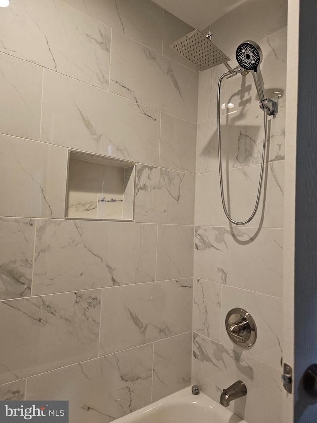 bathroom featuring tiled shower / bath combo