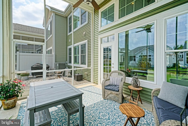 sunroom with ceiling fan