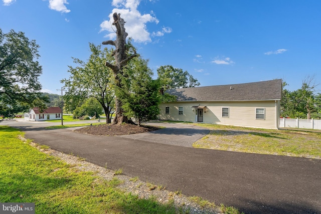 view of front of home featuring a front lawn