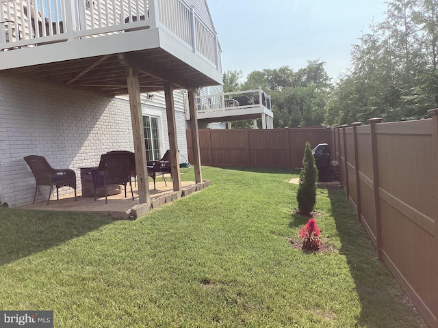 view of yard featuring a patio area