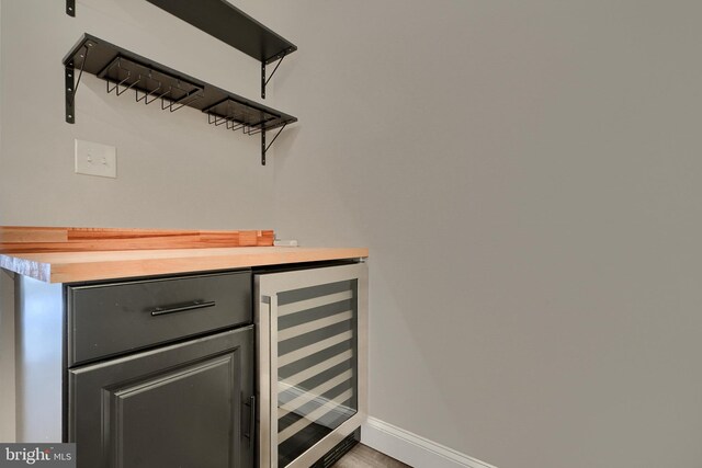 carpeted bedroom featuring a wall unit AC and a closet