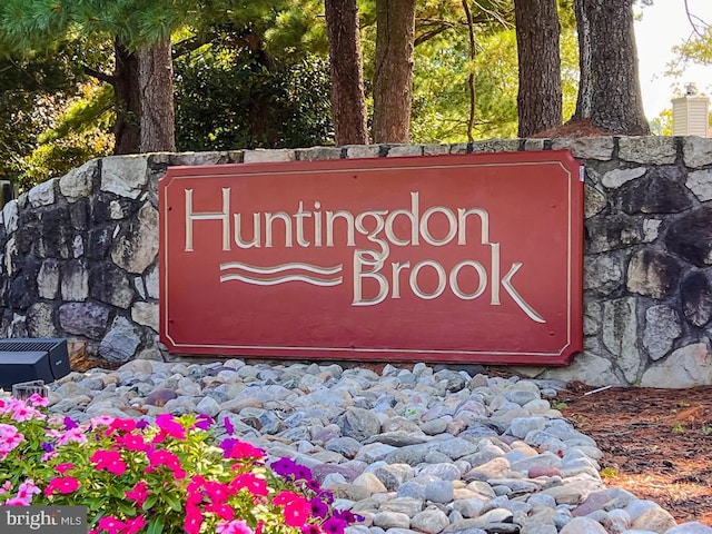 view of community / neighborhood sign