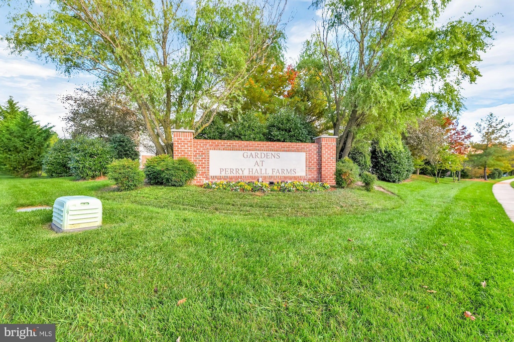 community sign with a yard