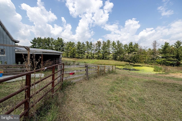 view of yard featuring an outdoor structure