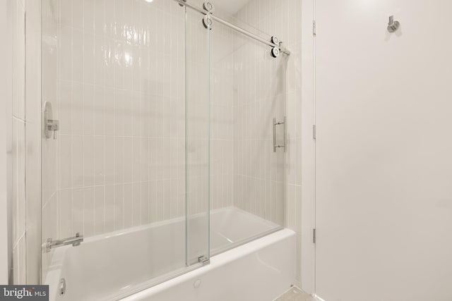 bathroom with combined bath / shower with glass door