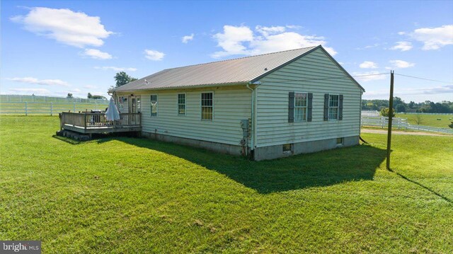 view of yard featuring a rural view