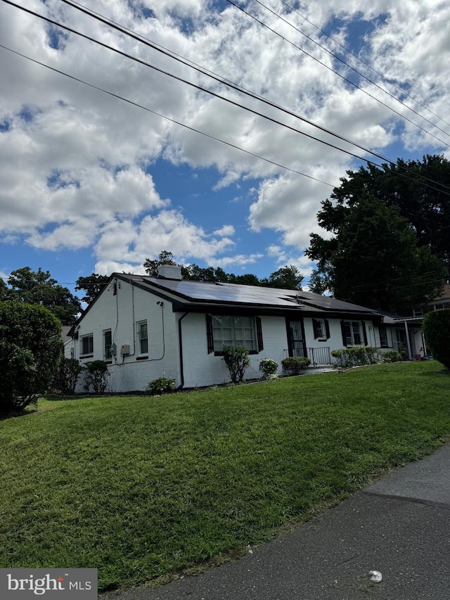 ranch-style house featuring a front lawn