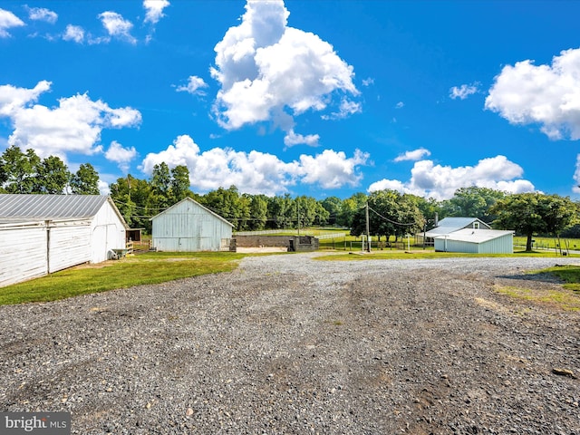 view of yard featuring an outdoor structure