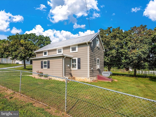 view of front of house featuring a front yard