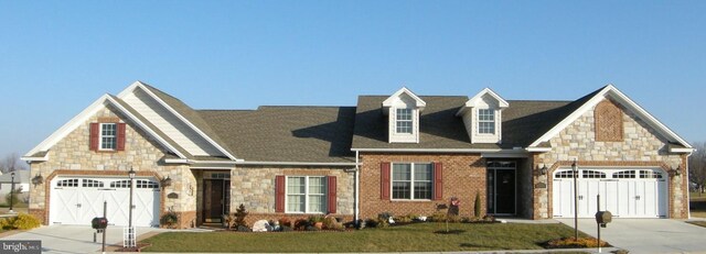 view of front of home featuring a garage and a front yard