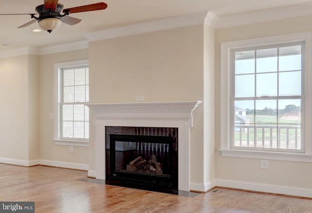 living room featuring light wood-type flooring, crown molding, and ceiling fan