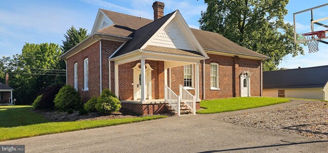 view of front facade featuring a front yard