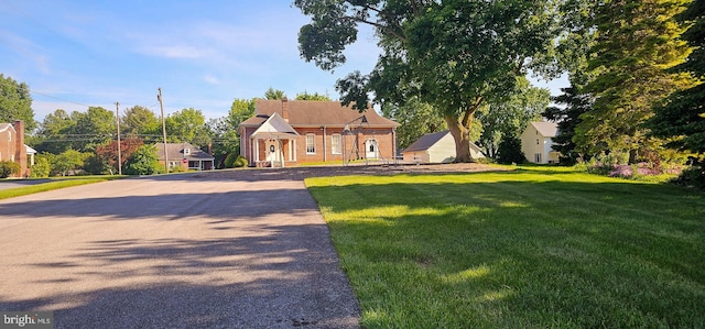 view of front facade with a front lawn