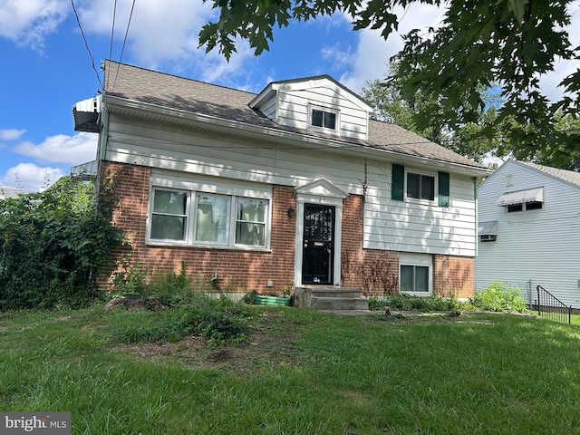 view of front of property featuring a front yard