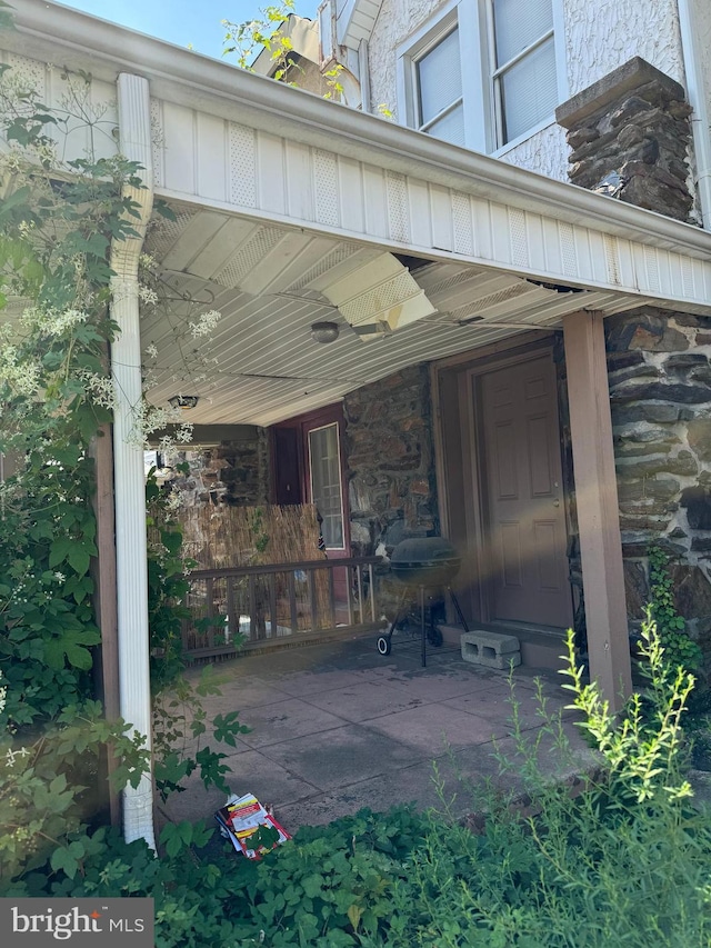 property entrance with covered porch