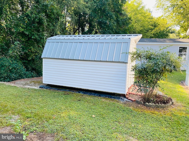 view of outdoor structure featuring a yard