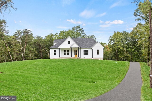 view of modern farmhouse style home