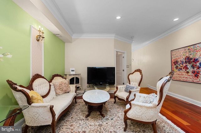 living area featuring baseboards, ornamental molding, wood finished floors, and recessed lighting